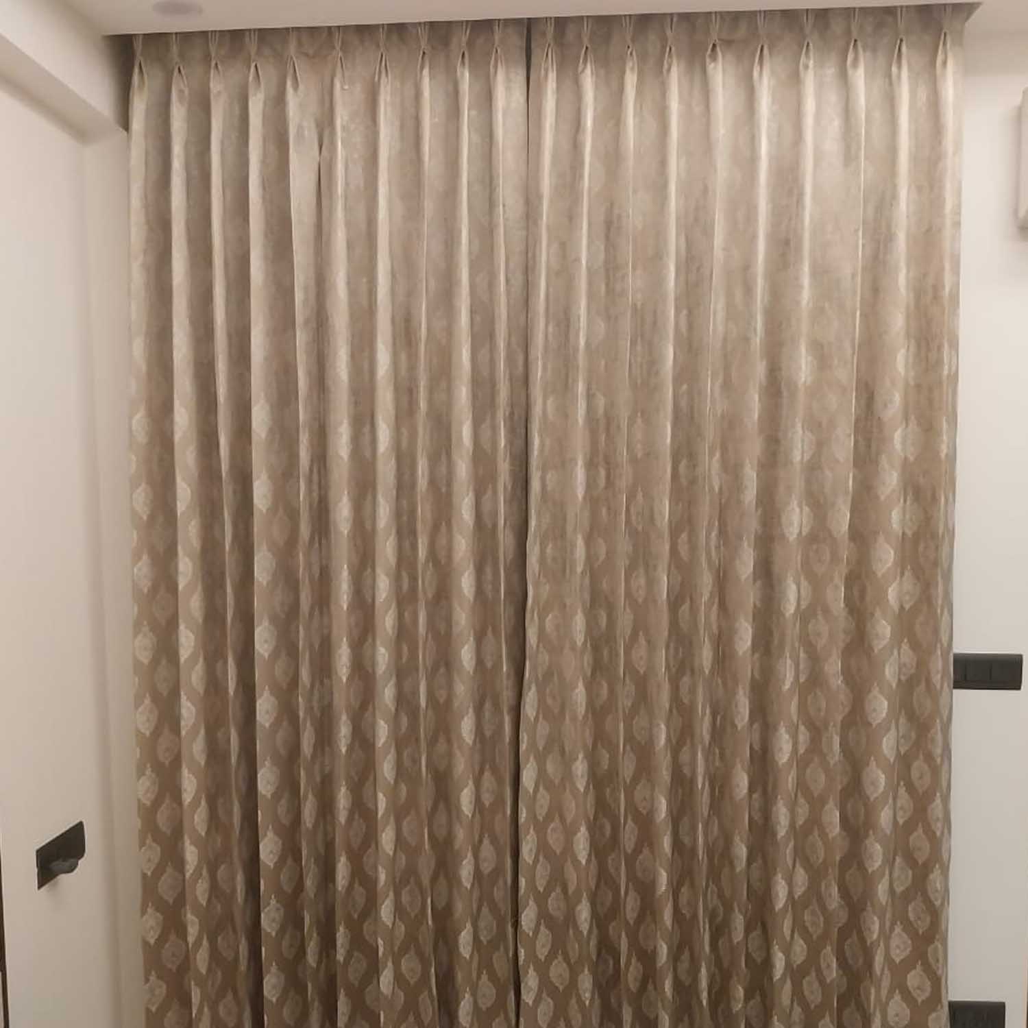 Get Best plated curtains for your living room or bedroom near me or in  Gurugram NCR from best home furnishing store.